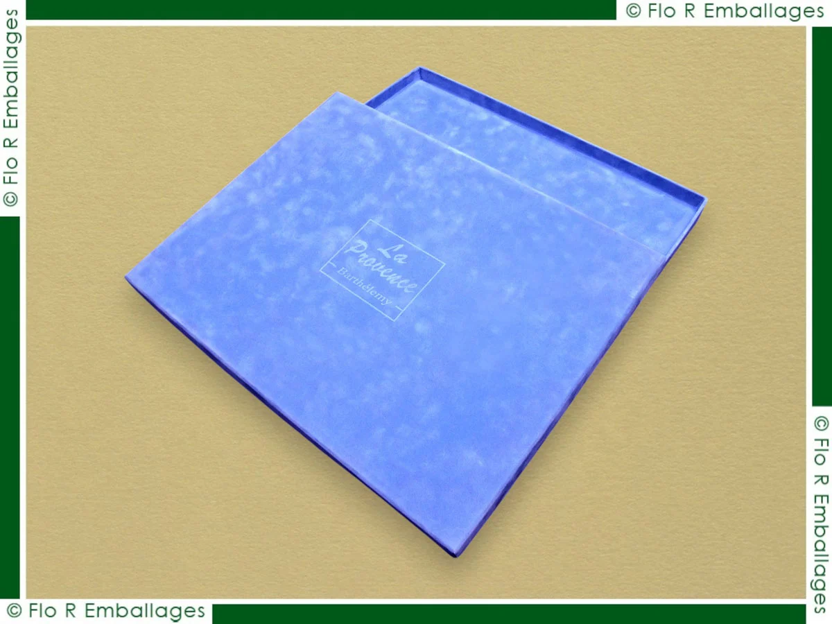 Coffret en carton sur-mesure habillé de velours, pour lithographies et œuvres d’art, avec couvercle embossé d’un marquage à chaud subtil et élégant