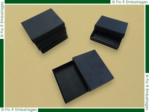 Boîtes carton fabriquées en sur-mesure, concept avec les angles agrafés (agrafes de coloris cuivre - 1 agrafe par angle), ces boîtes ont été fabriquées avec un carton noir teinté dans la masse