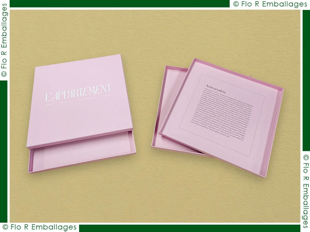 Coffret carton sur-mesure pour carrés de soie, foulards et écharpes, intérieur et extérieur rose, sérigraphie blanche sur le couvercle et impression numérique noire à l'intérieur