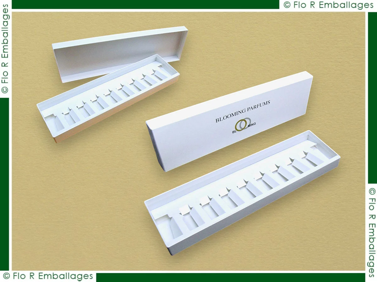 Coffret en carton sur-mesure pour plusieurs fioles ou échantillons de parfum, intérieur et extérieur en papier blanc brillant vernis avec impression numérique et marquage à chaud sur le dessus