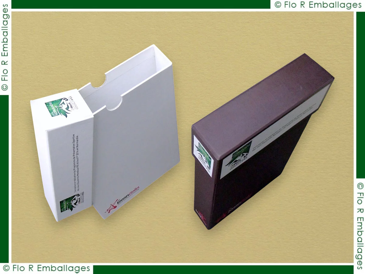 Boîte en carton format A4 verticale pour présentation de dossier ou candidature, avec encoches latérales facilitant la prise en main et l’extraction des documents