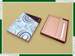 Coffrets en carton avec calage imprimé, réalisés pour accueillir une tablette de chocolat et une pièce complémentaire. L’intérieur des coffrets carton est équipé d’un calage sur mesure, l’extérieur des coffrets en carton est entièrement imprimé aux couleurs du client