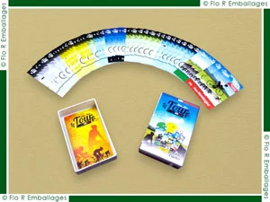 Boîtes carton sur-mesure pour jeux de cartes (7 familles, cartes à jouer ou promotionnelles), fabriquées à l’unité comme en série. Elles peuvent être réalisées avec ou sans impression et équipées d’options pratiques comme un ruban tirette ou des onglets pour faciliter la prise en main du jeu