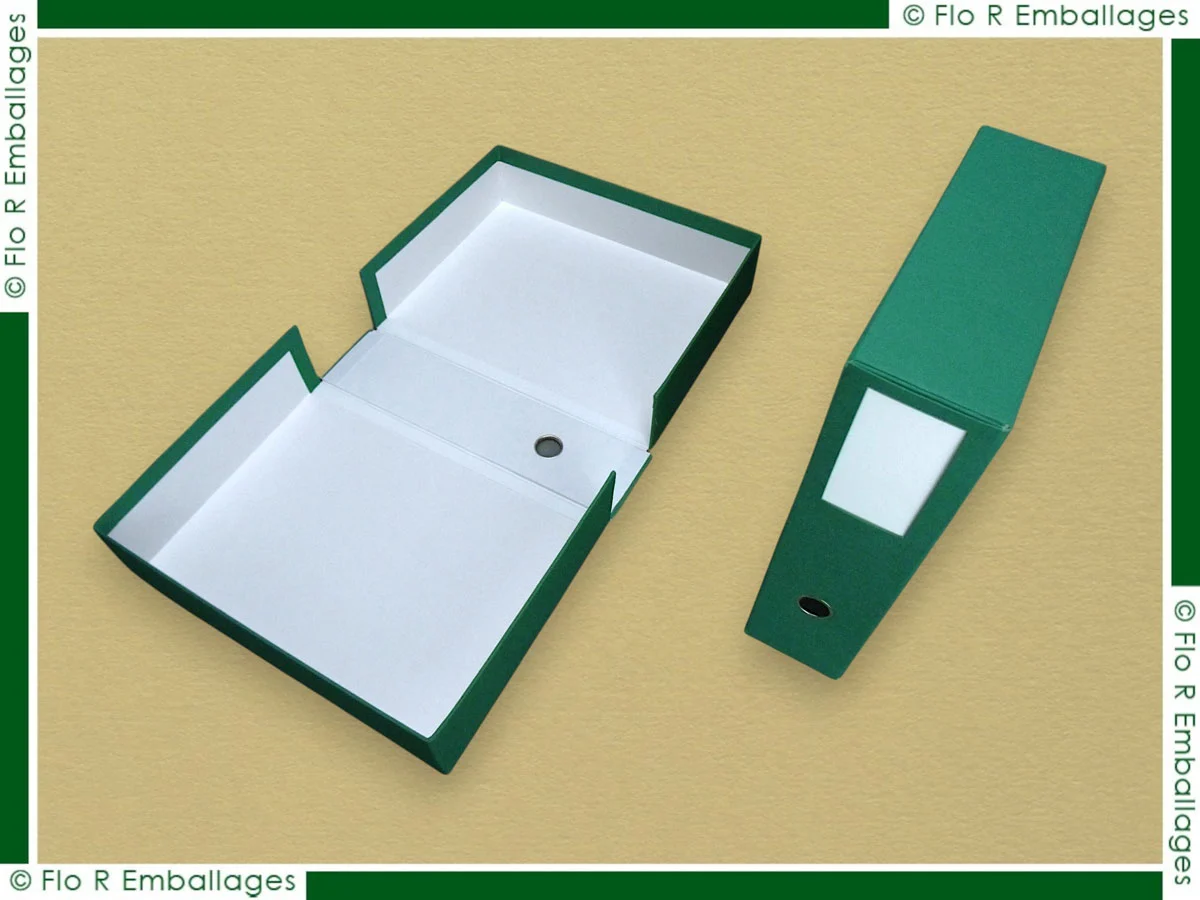 Boîte d’archivage en carton avec œillet tirette métal, habillage toile durable et finition soignée. Fabrication sur-mesure pour dossiers, documents et usages professionnels exigeants