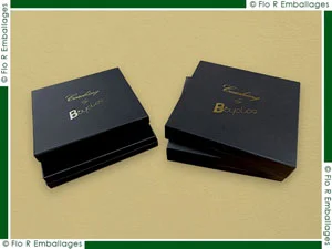 Boîtes à gorge, habillage intérieur et extérieur de papier noir mat, impression sur la face du dessus des couvercles en marquage à chaud d'un visuel de coloris or brillant