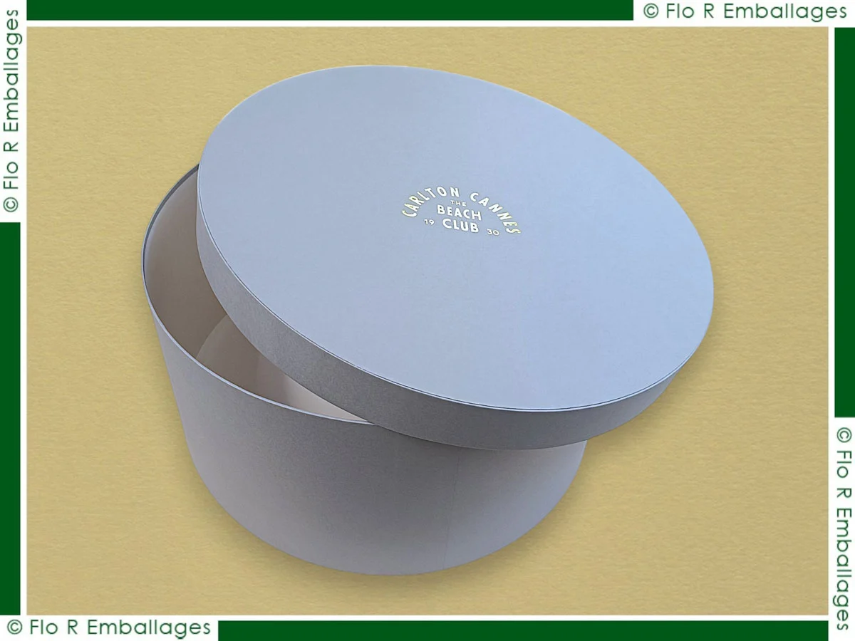 Coffret rond de luxe en carton avec marquage doré d'un logo sur le dessus du couvercle