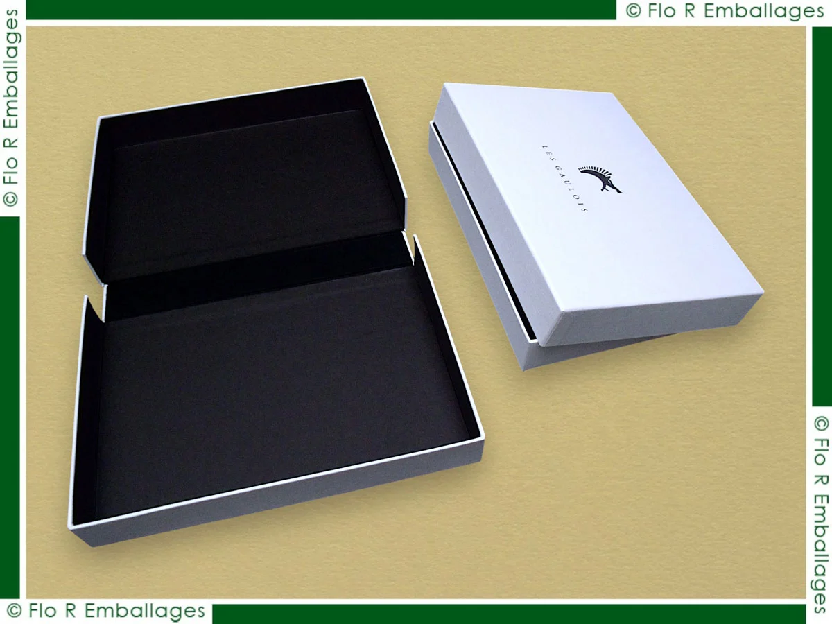 Coffret carton premium pour communication, habillage toile blanche avec sérigraphie noire et intérieur papier noir mat pour présentation professionnelle