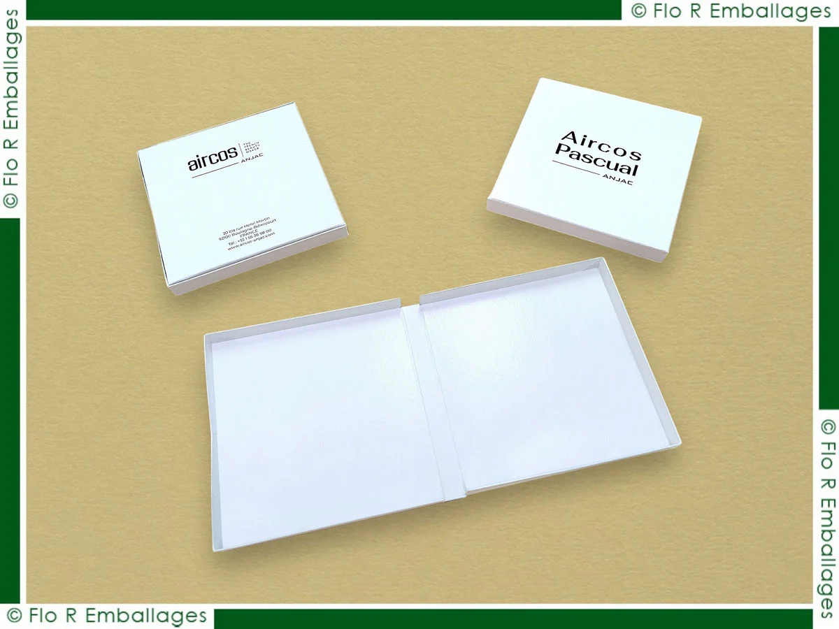 Coffret carton de présentation pour communication, structure articulée monobloc avec habillage papier blanc brillant et impression numérique noire