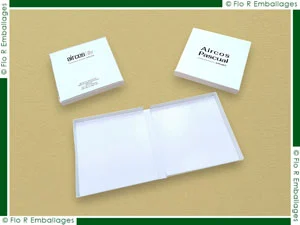 Miniature coffret carton de présentation articulé pour communication et lancement produit