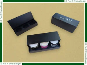 Coffrets carton pour bougies parfumées, conditionnement du/des bougies optimal grâce à un système de calage, l'ensemble procure une belle présentation à l'ouverture. Impression en totalité intérieure/extérieure, finition avec pelliculage mat anti-rayures de protection