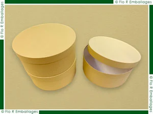 Boîtes cylindriques montées fabriquées en carton compact rigide, format sur-mesure, habillage des faces extérieures avec papier kraft coloris moyen, finition sans impression