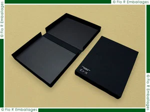 Monocuvettes luxes, fabrication à la demande forme/format, habillage toile noire avec sérigraphie blanche, intérieur papier noir mat, finition haut de gamme pour échantillons, présentation premium, lancement produit...