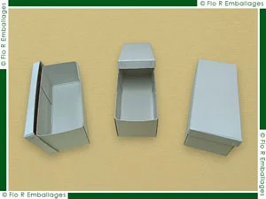 Contenants en carton brut avec tenon agrafé à plat, fabrication sur-mesure selon une méthode artisanale ancienne et robuste, au style intemporel