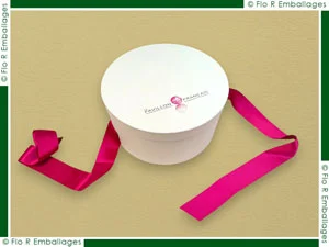 Coffret de forme arrondie, fabrication en carton compact rigide, pose de 2 rubans satin plat, papier extérieur blanc mat, impression sur le dessus des couvercles d'un logo en quadri