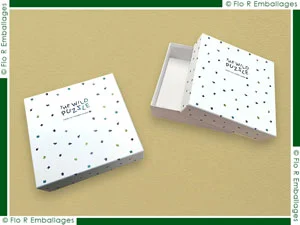 Boîtes de jeux montées en carton compact, fabriquées sur mesure selon le format et la quantité souhaités. Idéales pour contenir toutes sortes de jeux (puzzles, memory, dominos, jeux de plateau et bien d’autres), elles peuvent être réalisées avec ou sans impression