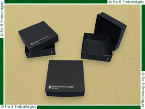 Packaging en carton teinté dans la masse noir, conçu avec tenons repliés et agrafés à plat selon une méthode de fabrication à l’ancienne, personnalisé par un logo argent brillant marqué à chaud pour une touche contemporaine