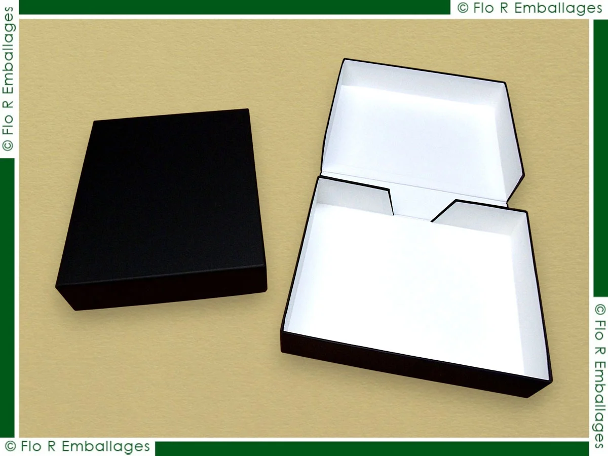Coffret carton prestige pour œuvre d’art ou collection, habillage toile structurée haut de gamme, intérieur papier sans acide et encoche de préhension intégrée. Réalisation personnalisée
