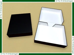 Coffret prestige pour œuvres d’art et collections, conçu à la demande dès l’unité. Habillage toile structurée haut de gamme, intérieur papier sans acide, encoche de préhension intégrée pour une présentation raffinée